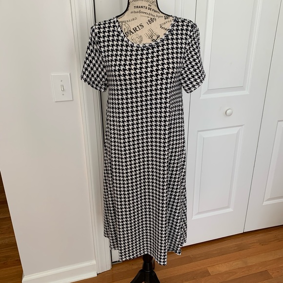 LuLaRoe Dresses & Skirts - 🖤 Lularoe Houndstooth Carly Dress 🖤